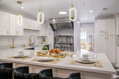 Sleeps36 2Homes 12BR Heated Pool Spa Pickleball 14+ Parking