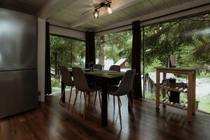 Dining - The Blackbird Cabin (Munteni)