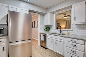 Private kitchen - 2 mi. to the MASTERS. Remodeled 3br,2ba 1,900 sq. st. condo. Great Location! (Augusta)