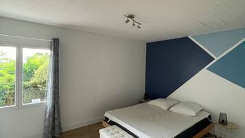 6 slaapkamers, een strijkplank/strijkijzer, wifi