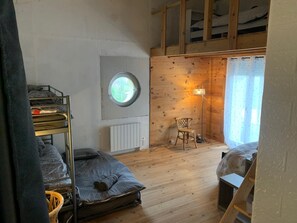 6 chambres, fer et planche à repasser, Wi-Fi