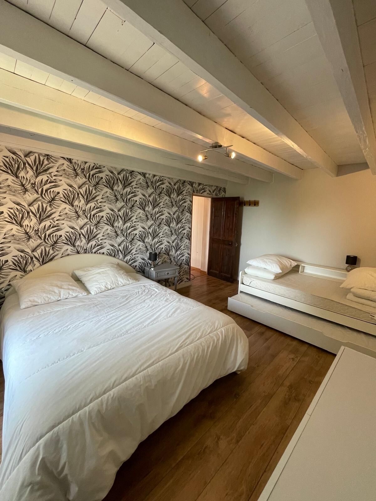6 bedrooms, iron/ironing board, WiFi