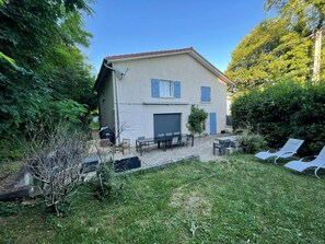 Outdoor dining - Gîte de Félix in a charming house of 6ch-20 persons-17 beds with land (Sonnay)