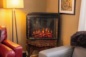 Interior - Base yourselves here!  3 bes+2ba w/ great yard, dual monitor workstation! (Lawrence)