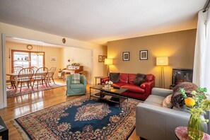 Una televisión, una chimenea