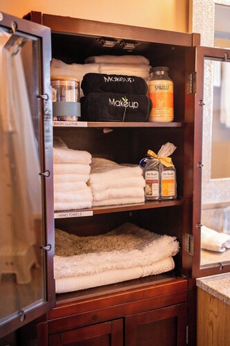 Base yourselves here! 3 bes+2ba w/ great yard, dual monitor workstation!