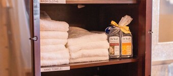 Base yourselves here!  3 bes+2ba w/ great yard, dual monitor workstation!