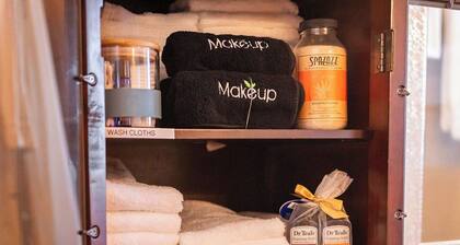 Base yourselves here! 3 bes+2ba w/ great yard, dual monitor workstation!