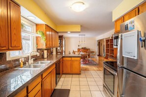 Microwave, oven, stovetop, dishwasher - Base yourselves here!  3 bes+2ba w/ great yard, dual monitor workstation! (Lawrence)
