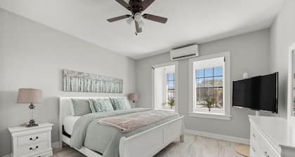 Elegant 2-Bedroom Retreat on 21st Street -Steps away from Galveston's best!