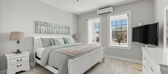 Elegant 2-Bedroom Retreat on 21st Street -Steps away from Galveston's best!