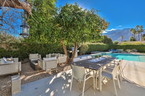 Outdoor dining - Mid-Century Retreat - Spacious 4-bedroom (Palm Springs)