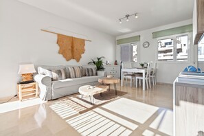 Smart TV, books, video library, stereo