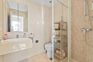 Douche, sèche-cheveux, bidet, serviettes fournies