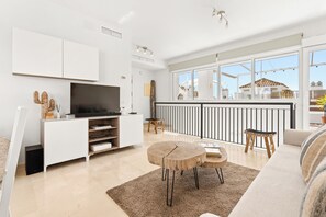 TV connectée, livres, vidéothèque, chaîne hi-fi