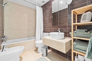 Douche, sèche-cheveux, bidet, serviettes fournies