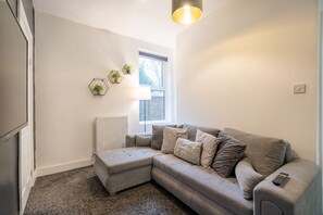TV - 4-Bed House | Sleeps 6 Separately | Long Stays Welcome (Sheffield)