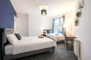 Iron/ironing board, WiFi, bed sheets - 4-Bed House | Sleeps 6 Separately | Long Stays Welcome (Sheffield)