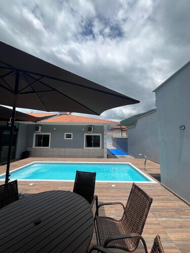 Spacious house with pool near the beach – Praia de Fora