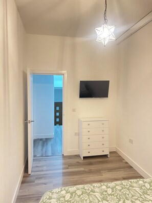 2 bedrooms, iron/ironing board, WiFi, bed sheets - Two Bedroom Hanwell Modern Nest (London)