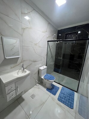 Toalhas de banho, sabonete, papel higiênico