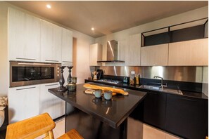 冷蔵庫、オーブン、コンロ、コーヒー / ティーメーカー