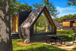 Outdoor dining - Glamp in luxury! Modern A-Frame Cabin with Hot Tub, Minutes from Branson, MO! (Branson)