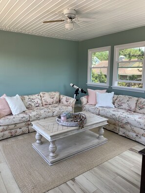 TV - Rollo's Roost is an authentic-funky and quaint beach house.  Bright & charming. (Cape May)