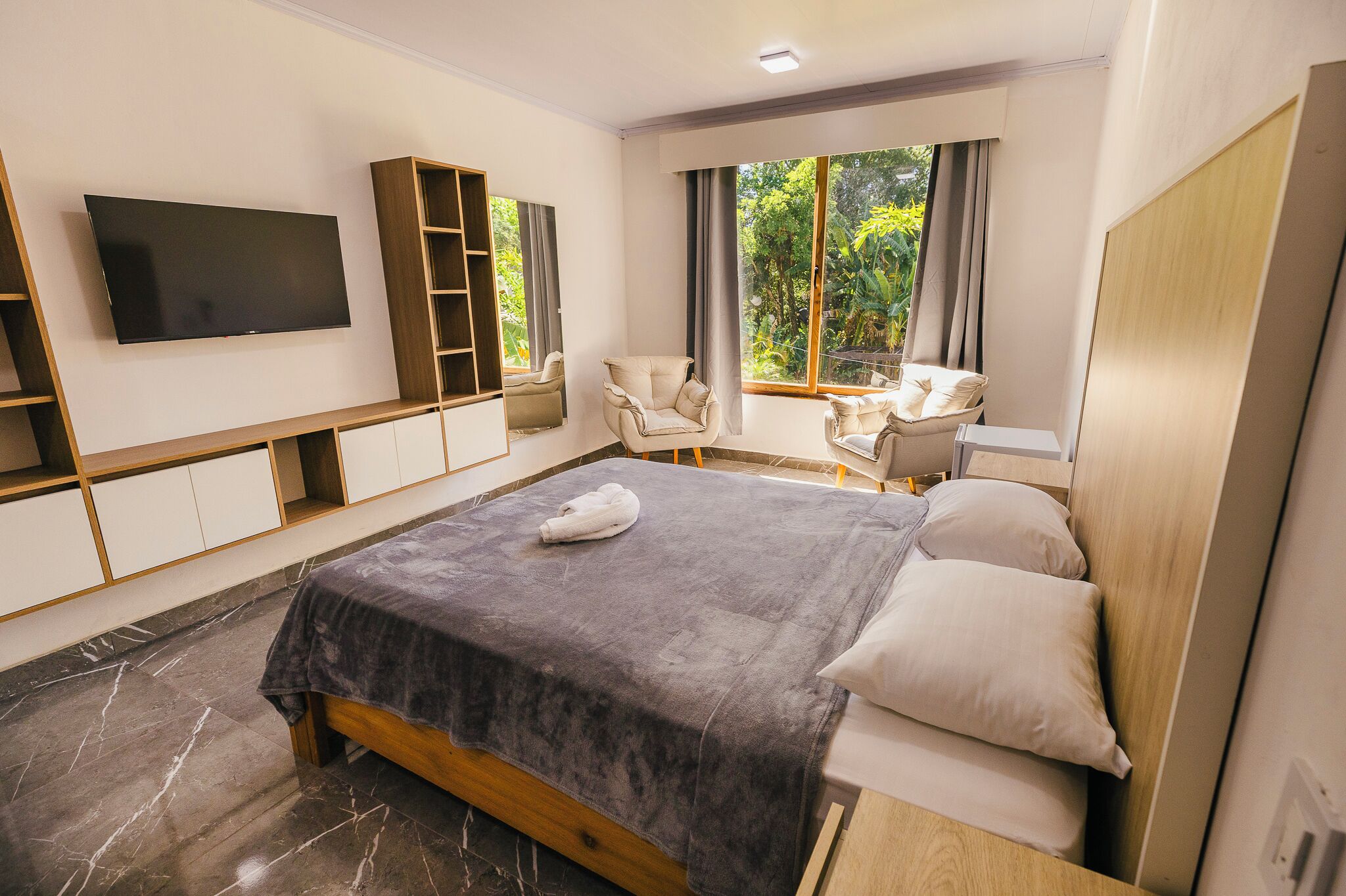 Rom – deluxe, bassengutsikt | Wi-fi (inkludert)