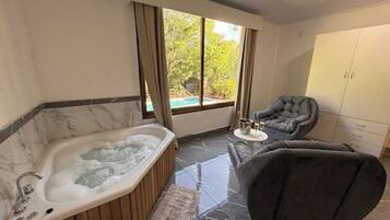 Suite – premium, bassengutsikt | Wi-fi (inkludert)