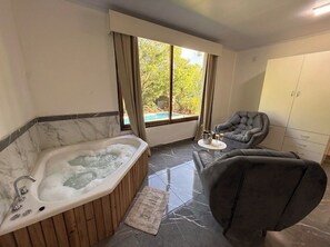 Suite – premium, bassengutsikt | Wi-fi (inkludert)