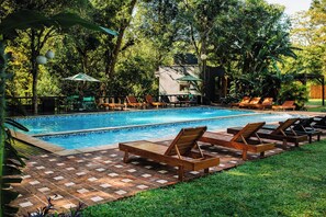 2 szabadtéri medence, nyitva 9:00 és 20:00 között, napernyők