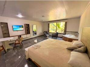 Deluxe-Suite, Poolblick | Kostenloses WLAN