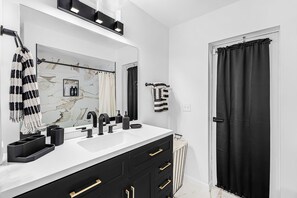 Shower, towels - 4BRM Stylish Private Home, HTD POOL-Close To Beaches-BBQ-Pets OK-Spotless Clean (Naples)