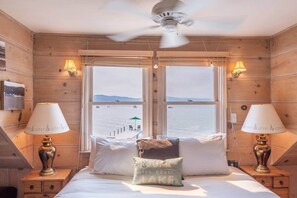 4 bedrooms, iron/ironing board, WiFi, bed sheets - Lake House with Pier and Buoy (Tahoe Vista)