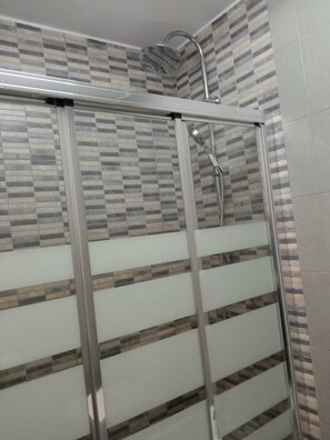 Dusche, Haartrockner, Bidet, Handtücher