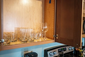Una cocina con encimera de madera, estufa y diversos utensilios.