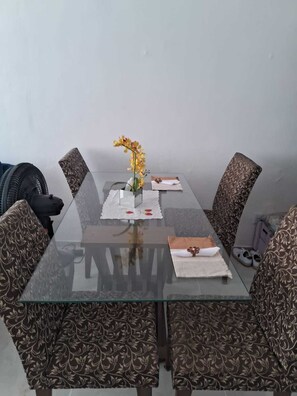 Dining - Charming studio with AC in peaceful Niterói neighborhood (Niterói)