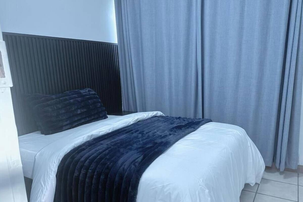 Căn hộ Tiêu chuẩn, 1 giường đôi và sofa giường, sân hiên, quang cảnh vườn | Bàn, khu vực làm việc phù hợp cho laptop, màn/rèm cản sáng