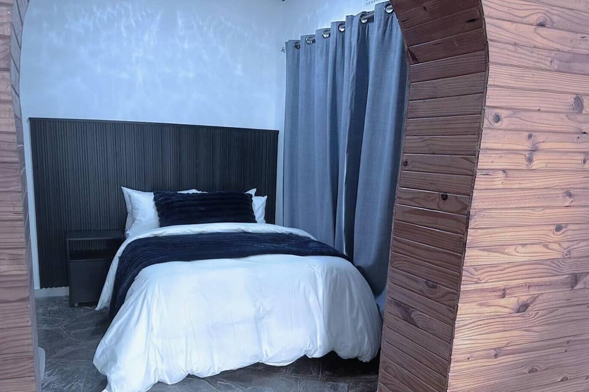 Căn hộ Deluxe, 1 giường đôi và sofa giường, sân hiên, quang cảnh vườn | Bàn, khu vực làm việc phù hợp cho laptop, màn/rèm cản sáng