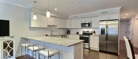 Frigorífico, microondas, horno y placa de cocina