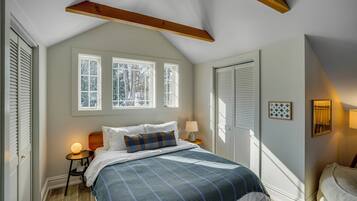 2 bedrooms, desk, Internet, bed sheets