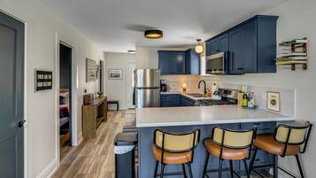 Fridge, microwave, stovetop, dishwasher