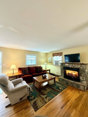 Smart TV - Cozy 2-Bedroom Cottage in Beautiful Maggie Valley. (Maggie Valley)
