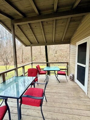Outdoor dining - Cozy 2-Bedroom Cottage in Beautiful Maggie Valley. (Maggie Valley)