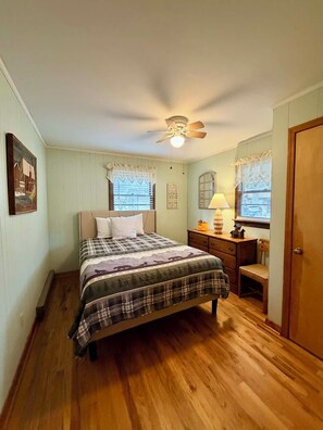 2 bedrooms, WiFi, bed sheets, wheelchair access - Cozy 2-Bedroom Cottage in Beautiful Maggie Valley. (Maggie Valley)