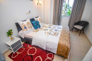 2 bedrooms, iron/ironing board, WiFi, bed sheets - Spacious haven of light in Bonapriso - A stone's throw from Glacier Moderne (Douala)