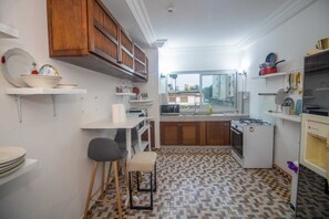 Fridge, microwave, oven, coffee/tea maker - Spacious haven of light in Bonapriso - A stone's throw from Glacier Moderne (Douala)