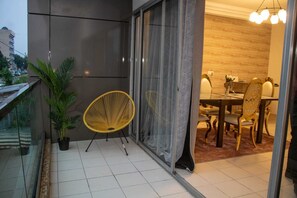 Outdoor dining - Spacious haven of light in Bonapriso - A stone's throw from Glacier Moderne (Douala)