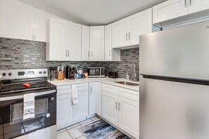 Fridge, microwave, stovetop, coffee/tea maker - 2 Mi to Busch Gardens! Family Getaway in Tampa (Tampa)